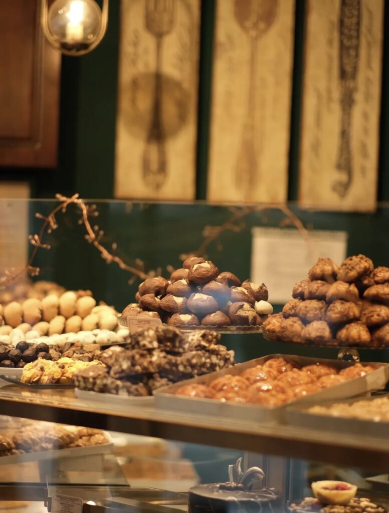 Display case at Ceviz Ev Yapımı featuring cocoa crinkle cookies, brownies, and traditional treats with a warm wooden background.